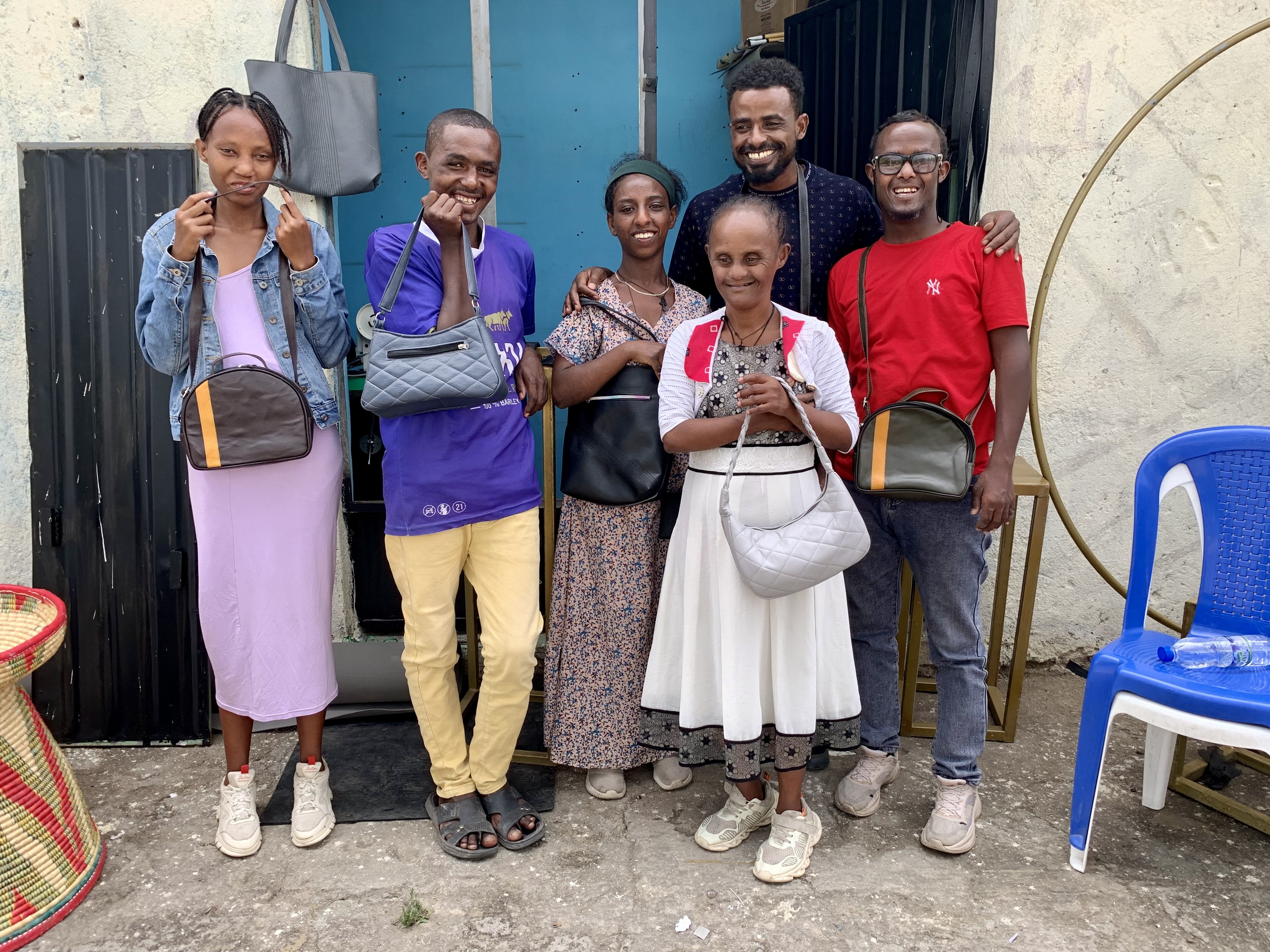 Fornøyde veskemakere i Etiopia.