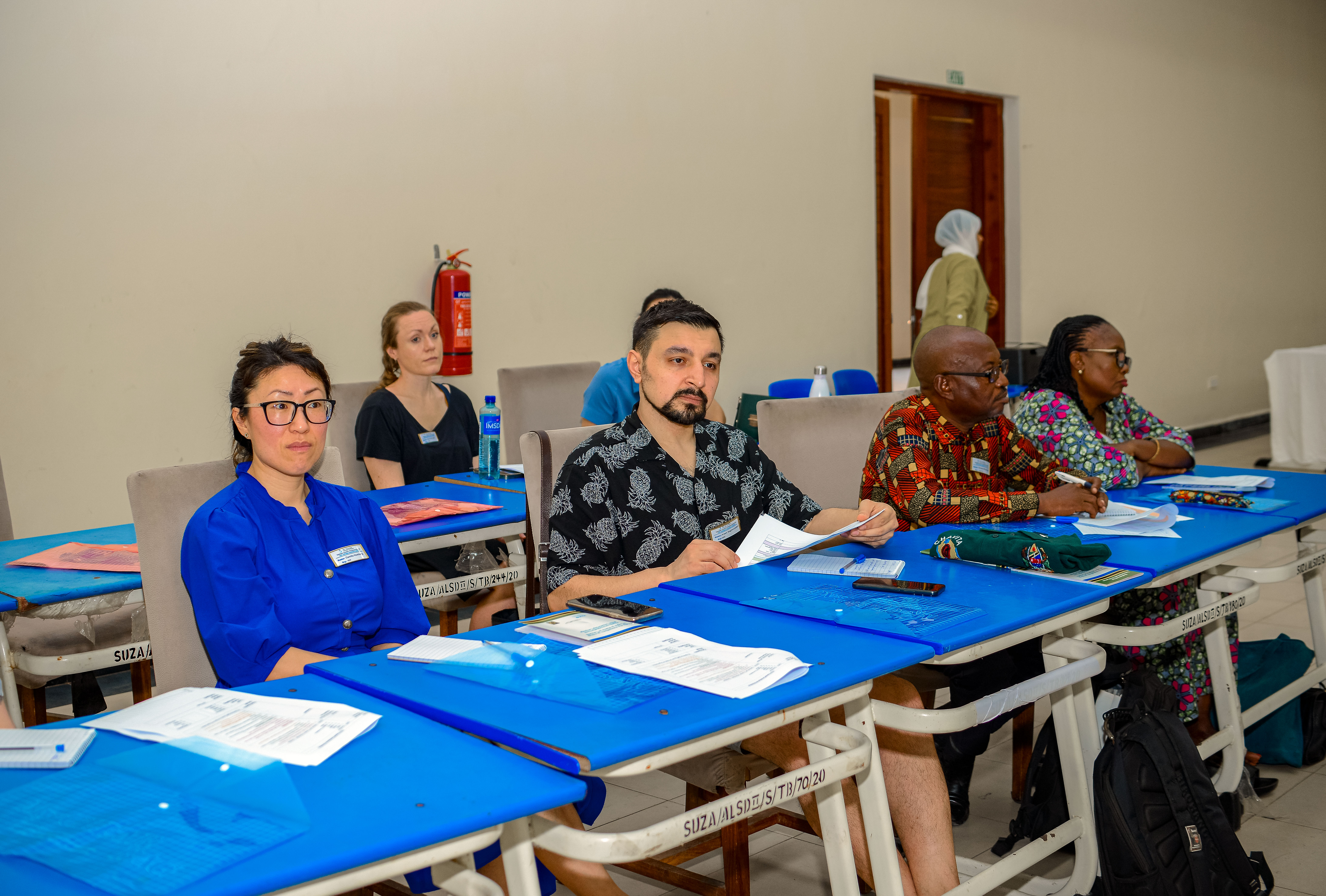 Representanter fra NDF og CHAVITA sitter sammen og følger med under en workshop i Zanzibar. Foto: NAD Zanzibar.