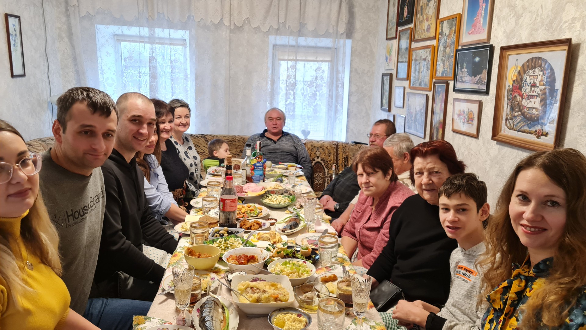 Siste gang familie og naboer var samlet, var 12. februar 2022. Noen av disse menneskene er ikke lenger i live. Foto: Privat