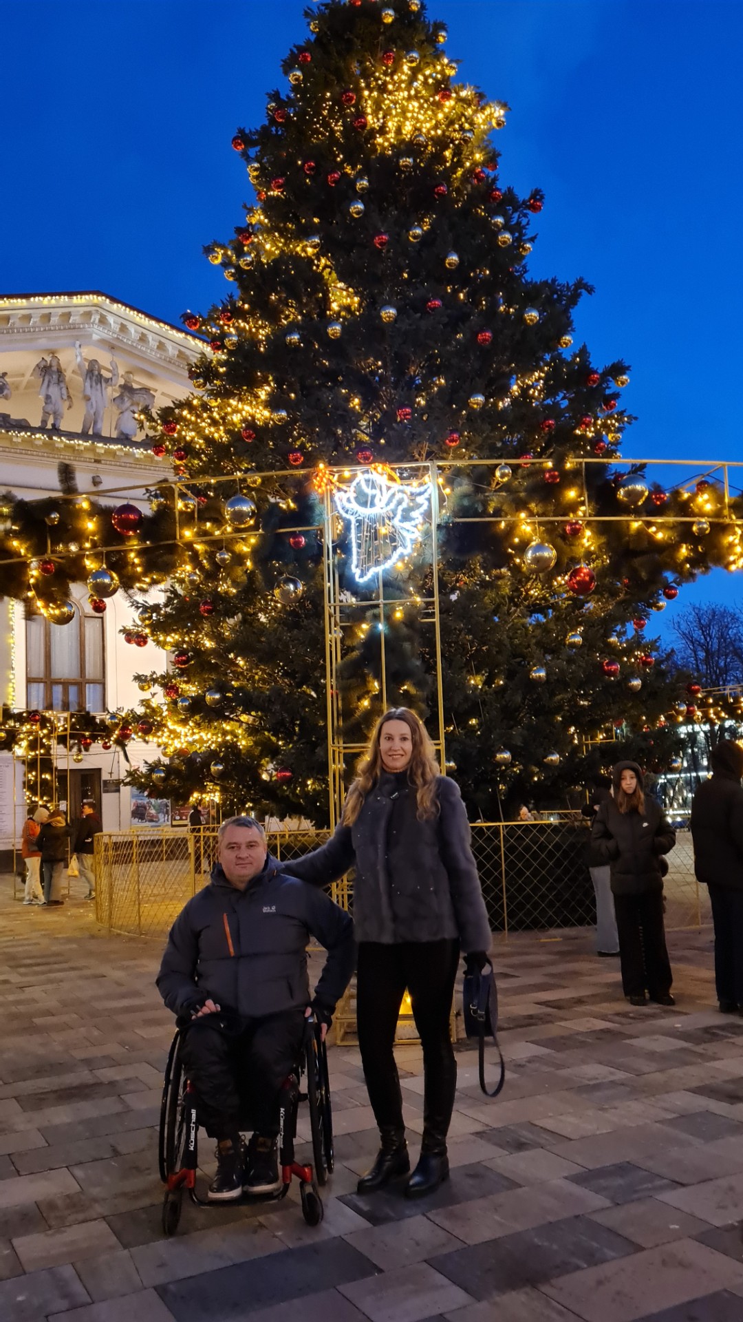 Volodymyr og Svitlana Arabadzhy foran dramateateret i Mariupol. Her ble det sluppet en bombe i 2022 som ødela teateret med flere hundre mennesker som gjemte seg der. Foto: Privat